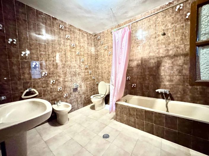 Image No.35-8 Bed House for sale