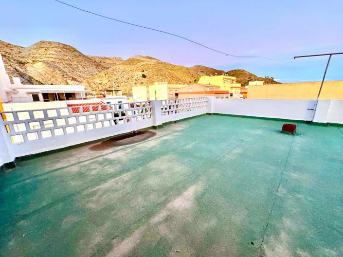 Image No.40-8 Bed House for sale