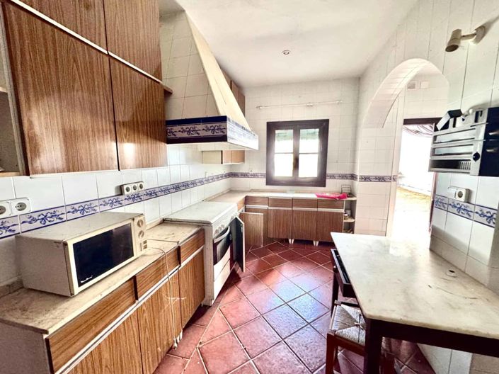 Image No.60-12 Bed Property for sale