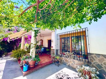 detached-villa-for-sale-in-picena-granada-1