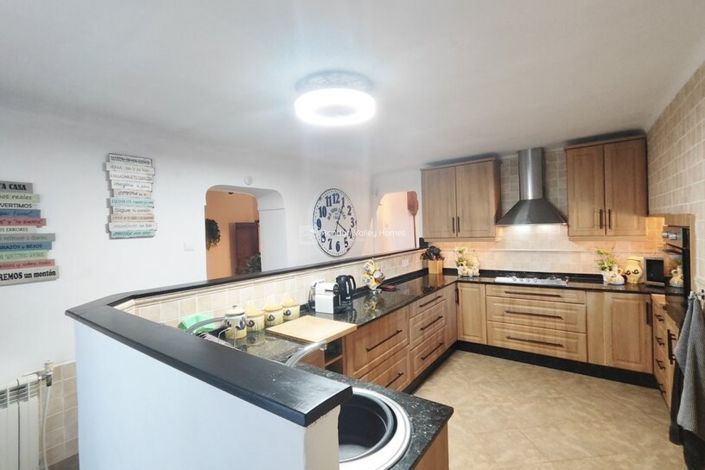 Image No.33-5 Bed Property for sale