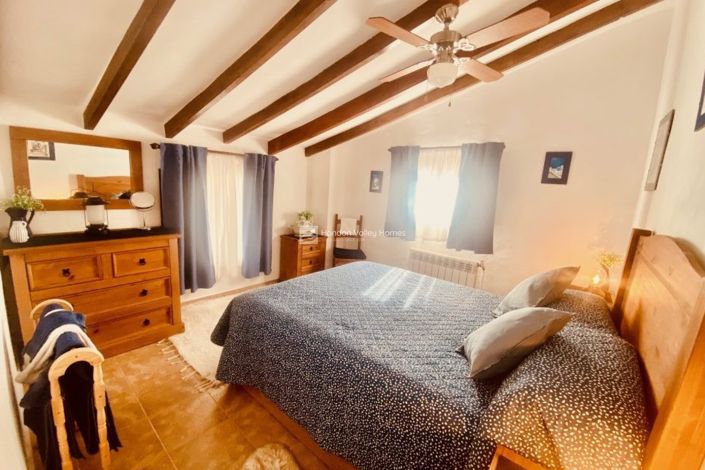 Image No.50-5 Bed Property for sale