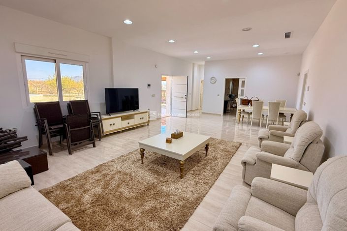 Image No.26-4 Bed Property for sale