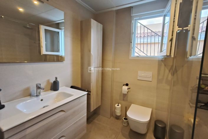 Image No.10-2 Bed Property for sale