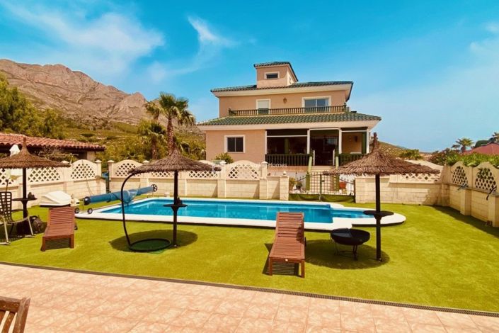 Image No.4-4 Bed Property for sale