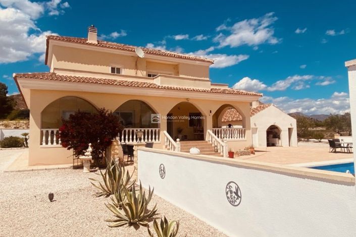 Image No.4-4 Bed Property for sale