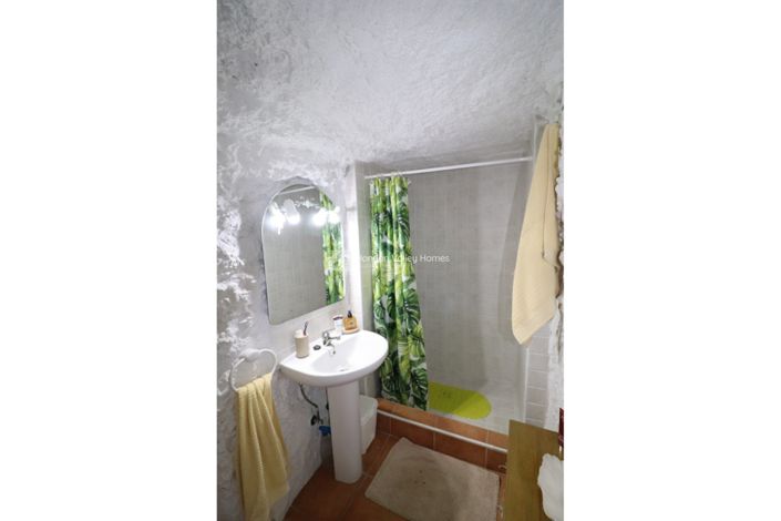 Image No.47-5 Bed Property for sale