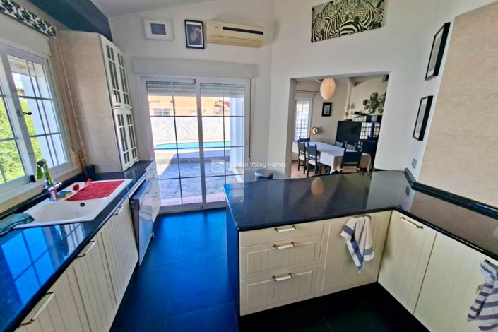 Image No.18-5 Bed Property for sale