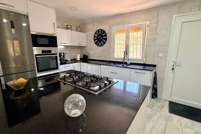 Image No.44-4 Bed Property for sale