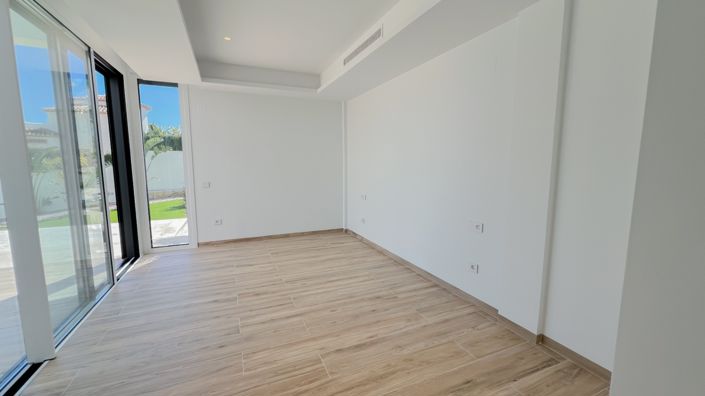 Image No.15-4 Bed Villa for sale