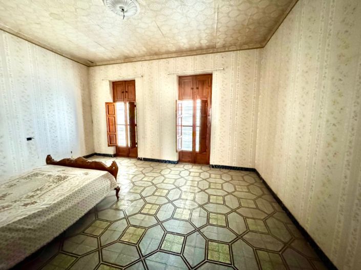 Image No.40-7 Bed Townhouse for sale