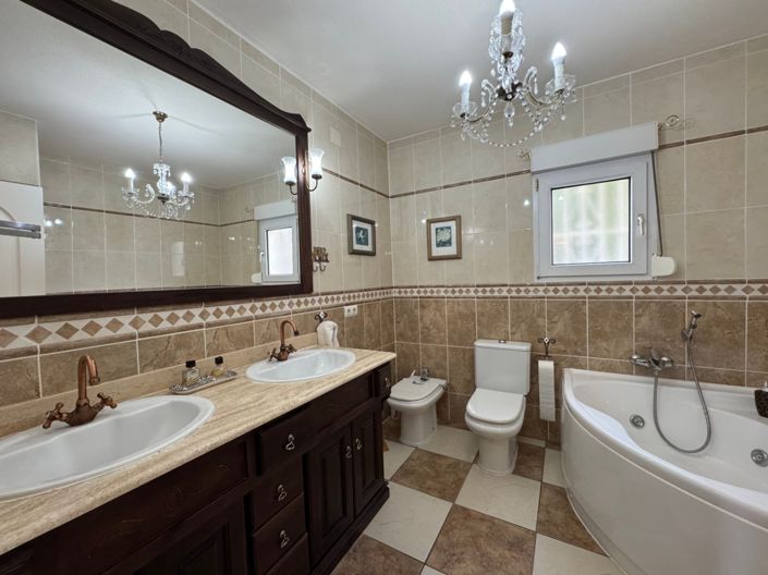 Image No.15-4 Bed Villa for sale