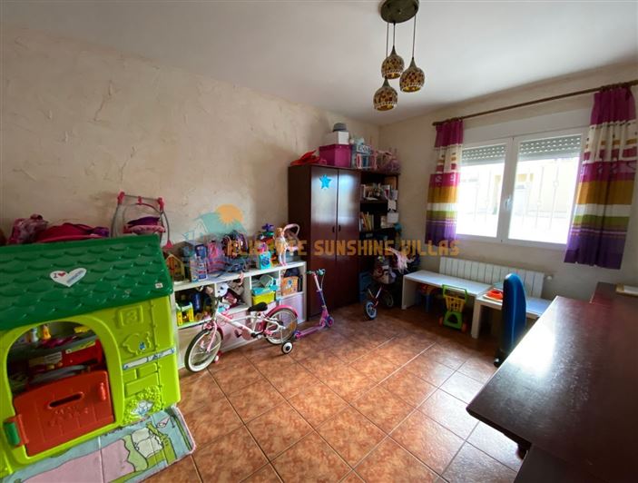 Image No.25-4 Bed Property for sale