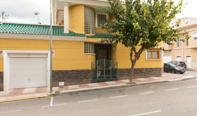 Image No.38-4 Bed Townhouse for sale