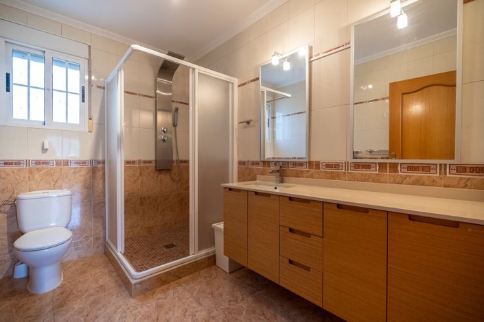 Image No.20-6 Bed Villa for sale