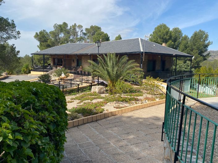 Image No.1-5 Bed Country House for sale