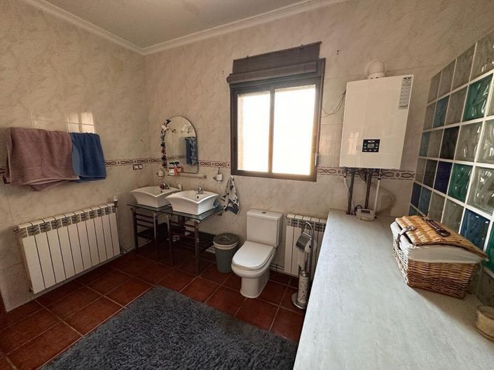 Image No.20-3 Bed Country House for sale