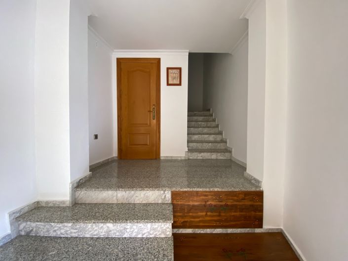 Image No.14-4 Bed Townhouse for sale