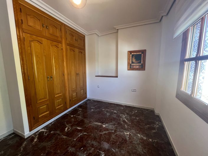 Image No.17-4 Bed Townhouse for sale