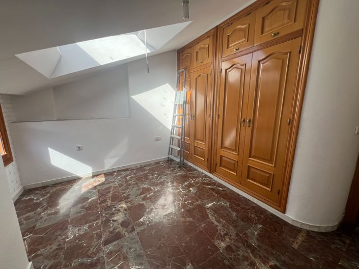 Image No.22-4 Bed Townhouse for sale