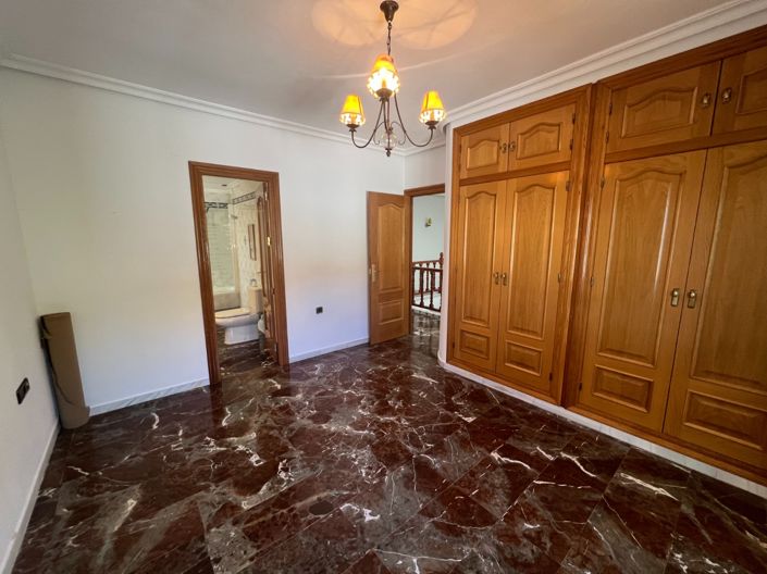 Image No.23-4 Bed Townhouse for sale