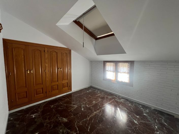 Image No.23-4 Bed Townhouse for sale