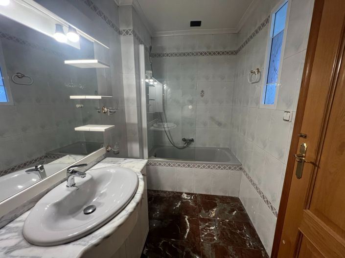 Image No.29-4 Bed Townhouse for sale