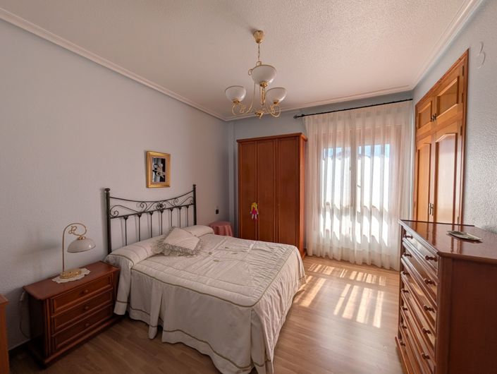 Image No.36-5 Bed Townhouse for sale