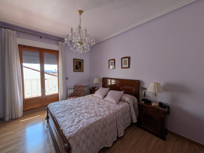 Image No.40-5 Bed Townhouse for sale