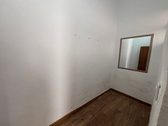 Image No.10-1 Bed Property for sale