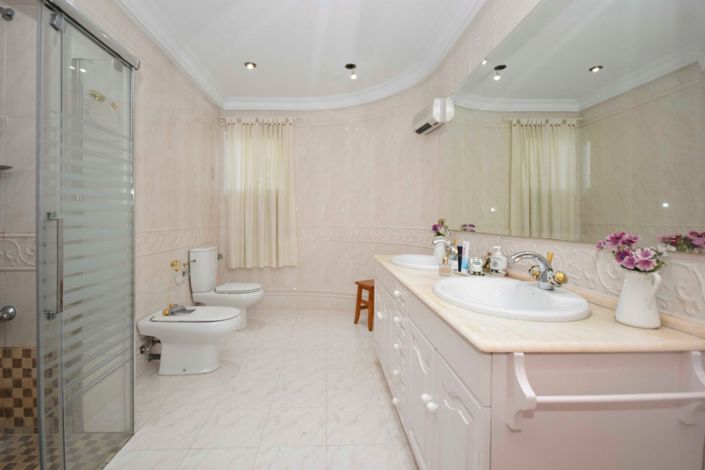 Image No.10-7 Bed Villa for sale