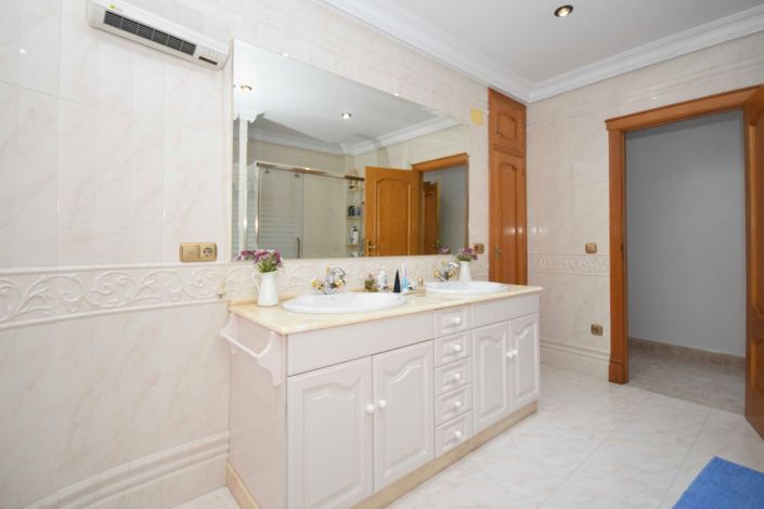 Image No.3-7 Bed Villa for sale