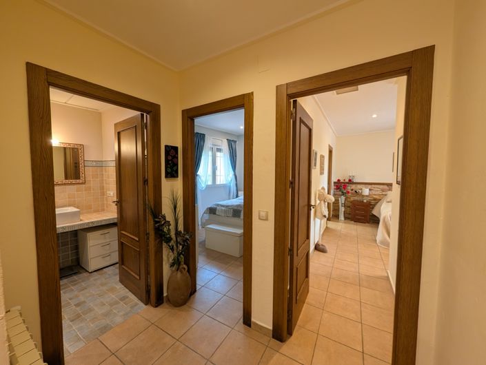 Image No.15-4 Bed Property for sale
