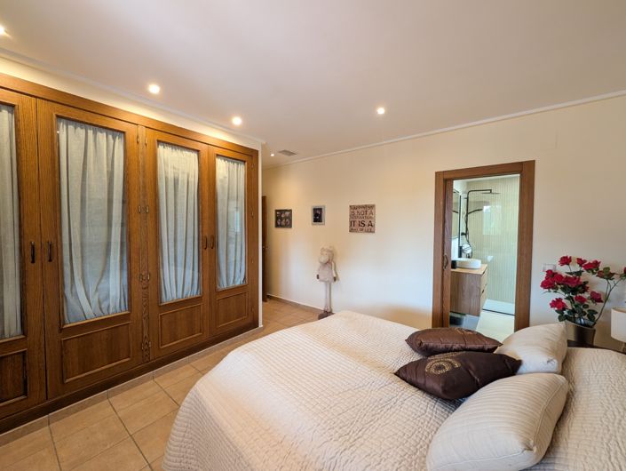 Image No.23-4 Bed Property for sale