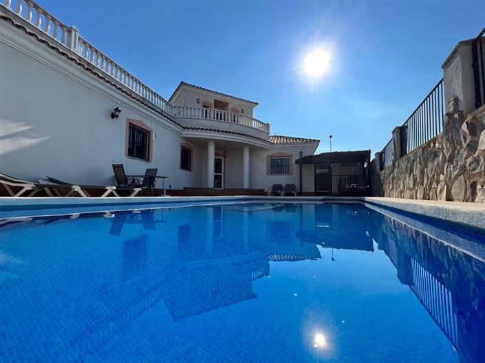 Image No.1-6 Bed Villa for sale