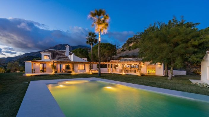 Image No.1-6 Bed Villa for sale