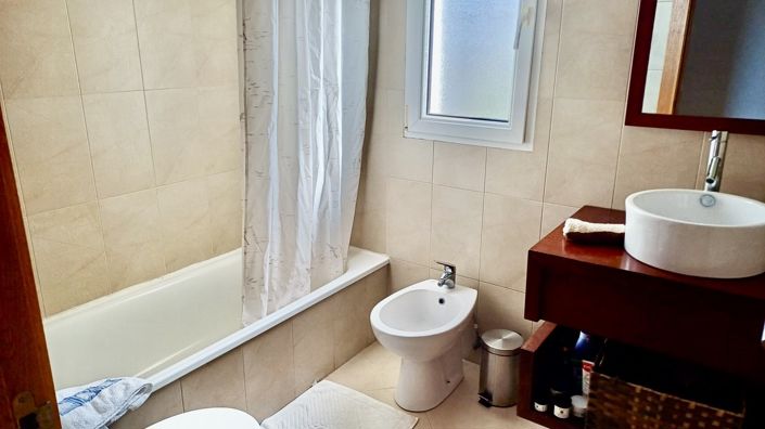 Image No.10-2 Bed Property for sale