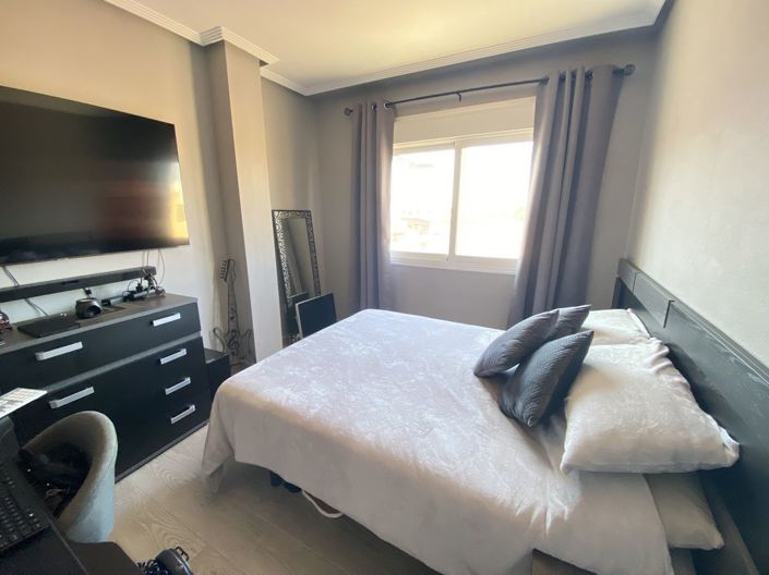 Image No.12-2 Bed Property for sale