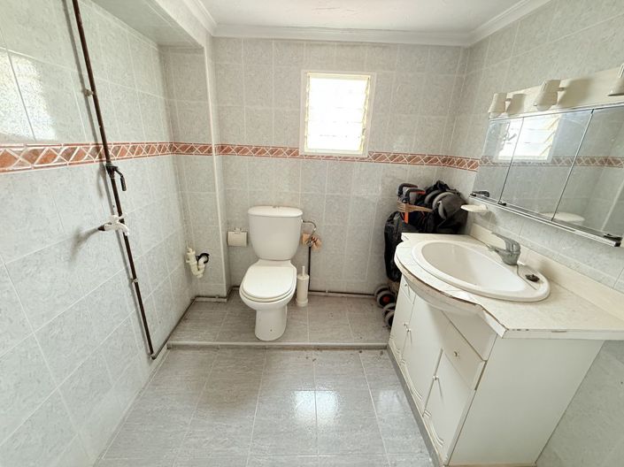 Image No.13-3 Bed Property for sale