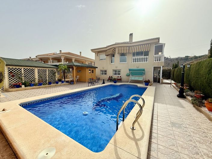 Image No.1-4 Bed Property for sale