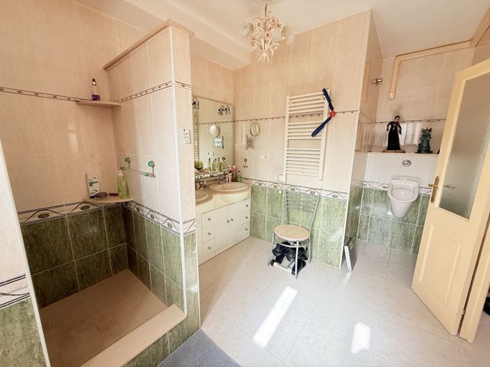 Image No.11-4 Bed Property for sale