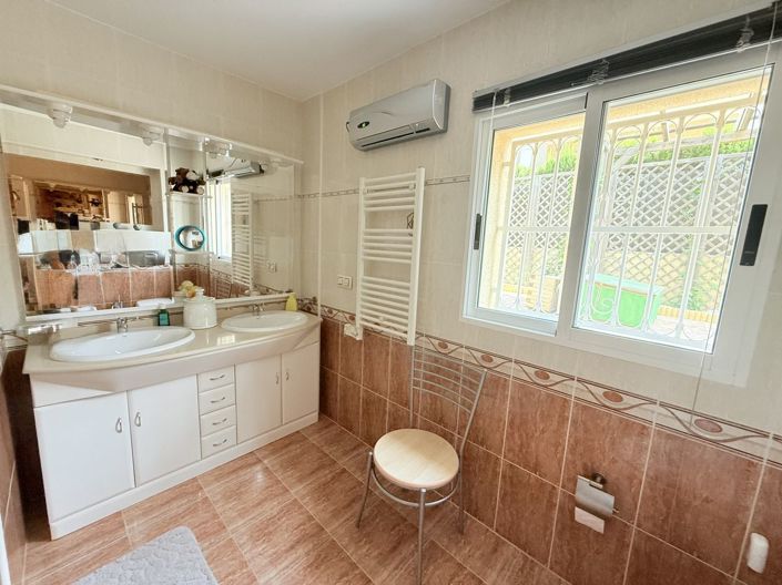 Image No.20-4 Bed Property for sale