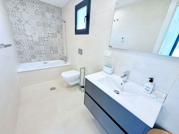 Image No.13-4 Bed Property for sale