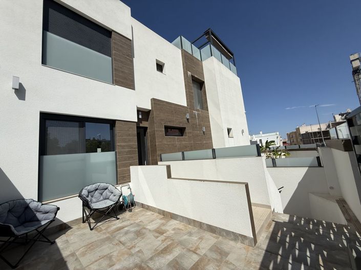 Image No.2-4 Bed Property for sale