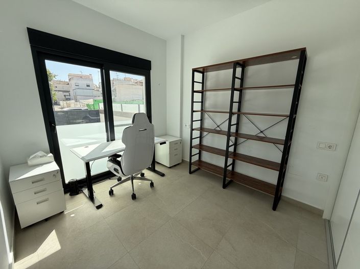 Image No.8-4 Bed Property for sale