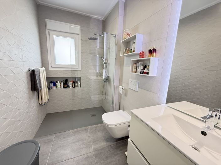 Image No.11-2 Bed Property for sale