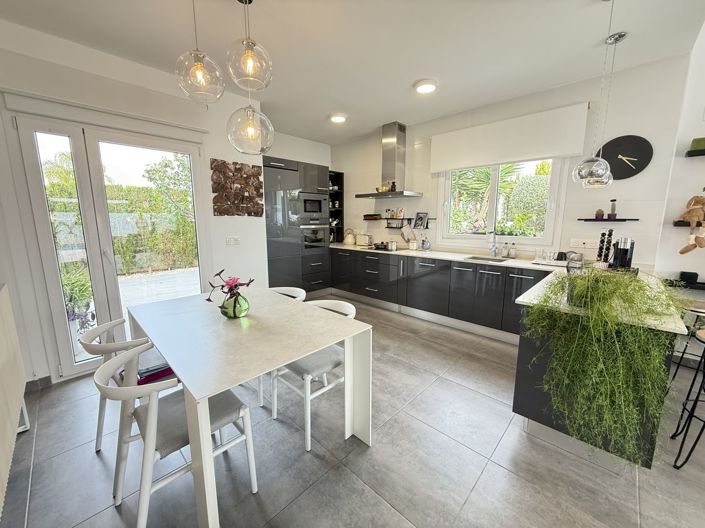 Image No.8-2 Bed Property for sale