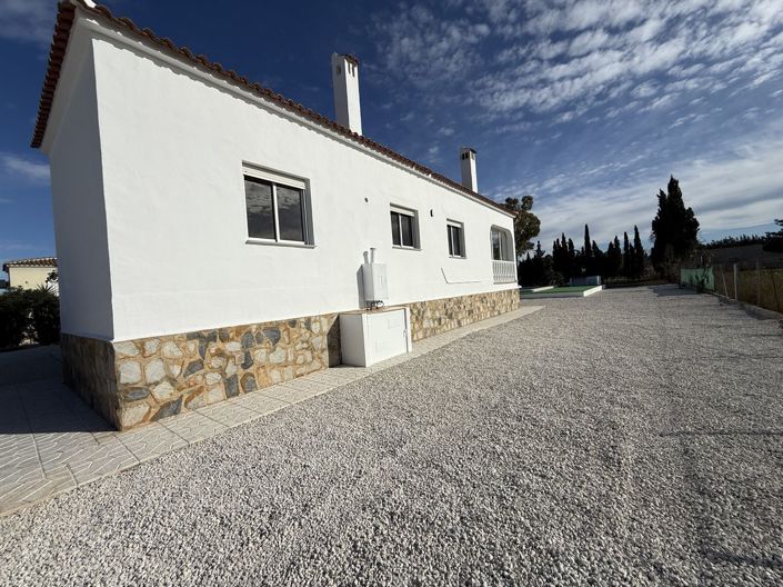 Image No.15-3 Bed Property for sale