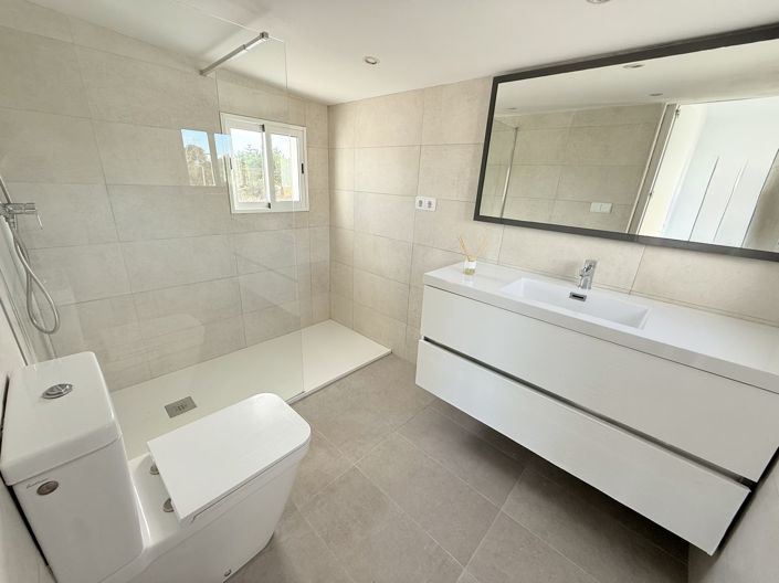 Image No.19-3 Bed Property for sale