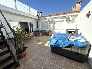 4585fullyrefurbishedtraditionaltownhouse26032